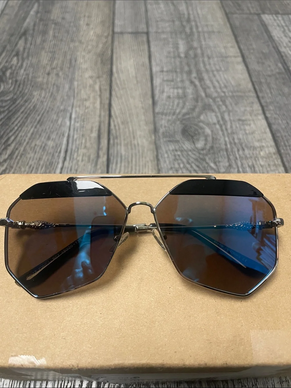 Cramilo Geometric Metal Frame Sunglasses with mirrored Lenses